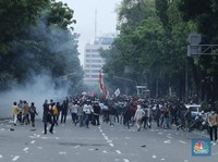 Rusuh! Begini Penampakan Polisi Vs Massa Tolak Omnibus Law
