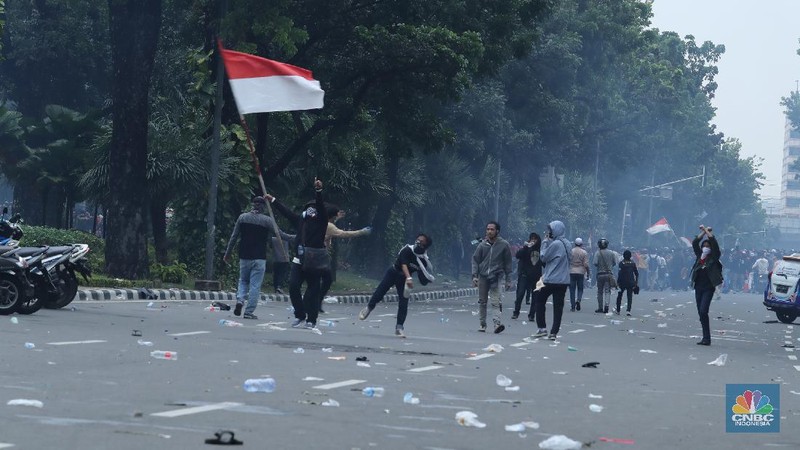 Demo Ricuh Tolak Omnibus Law. (վ/Tri Susilo)