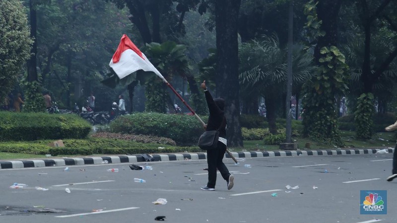 Demo Ricuh Tolak Omnibus Law. (վ/Tri Susilo)
