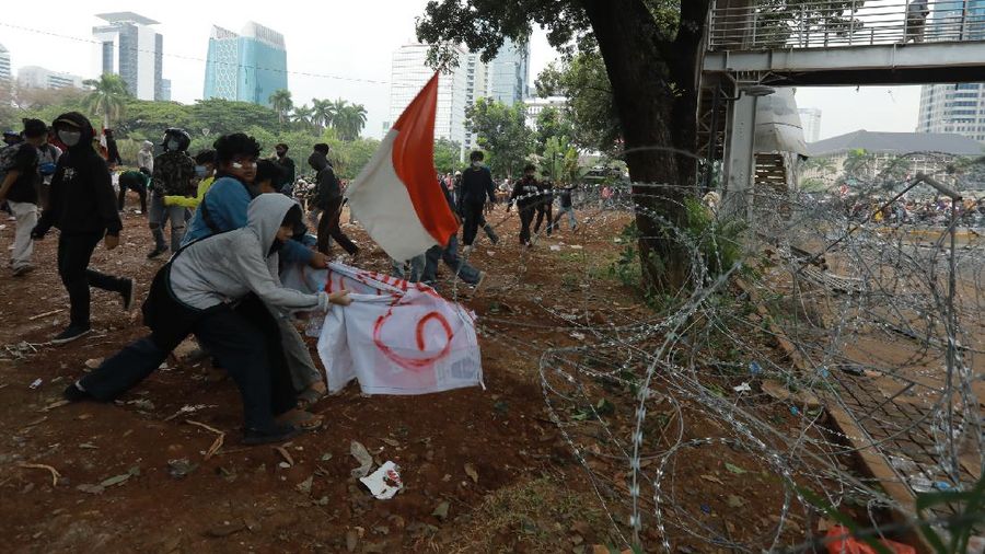Demo Ricuh Tolak Omnibus Law. (վ/Tri Susilo)
