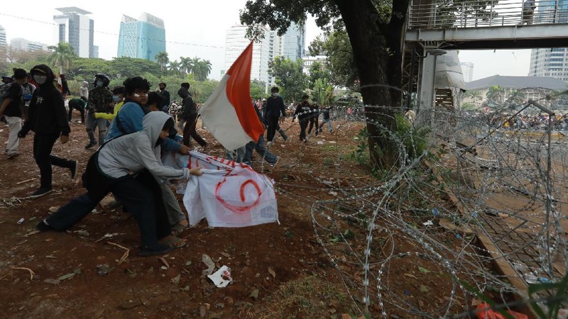 Demo Ricuh Tolak Omnibus Law. (վ/Tri Susilo)