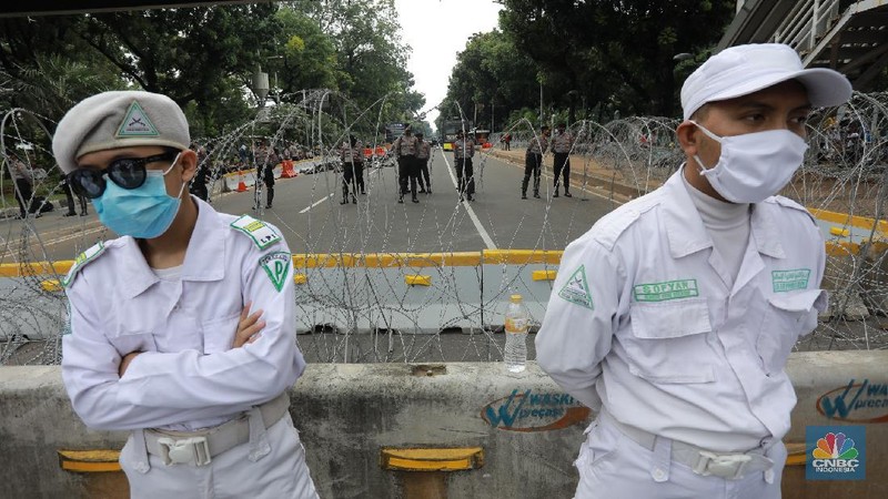 Demo Tolak Omnibus Law di Patung Kuda. (CNBC Indonesia/Tri Susilo)
