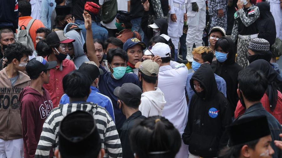 Demo Tolak Omnibus Law di Patung Kuda. (CNBC Indonesia/Tri Susilo)