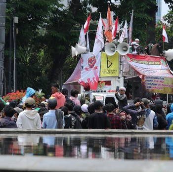 Penampakan Massa 1310 Padati Patung Kuda Tolak Omnibus Law