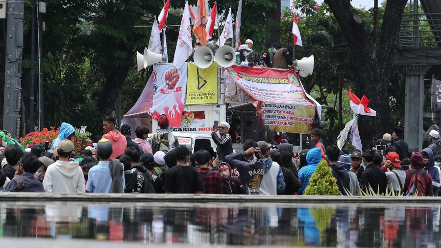 Demo Tolak Omnibus Law di Patung Kuda. (CNBC Indonesia/Tri Susilo)