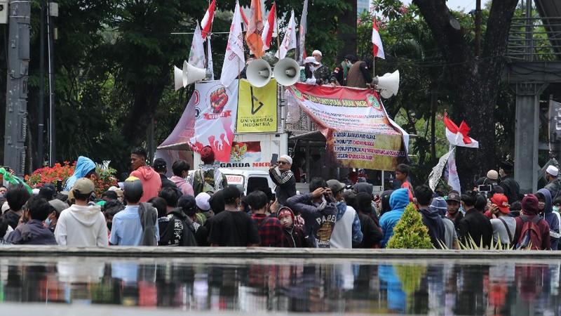 Demo Tolak Omnibus Law di Patung Kuda. (CNBC Indonesia/Tri Susilo)