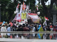 Penampakan Massa 1310 Padati Patung Kuda Tolak Omnibus Law