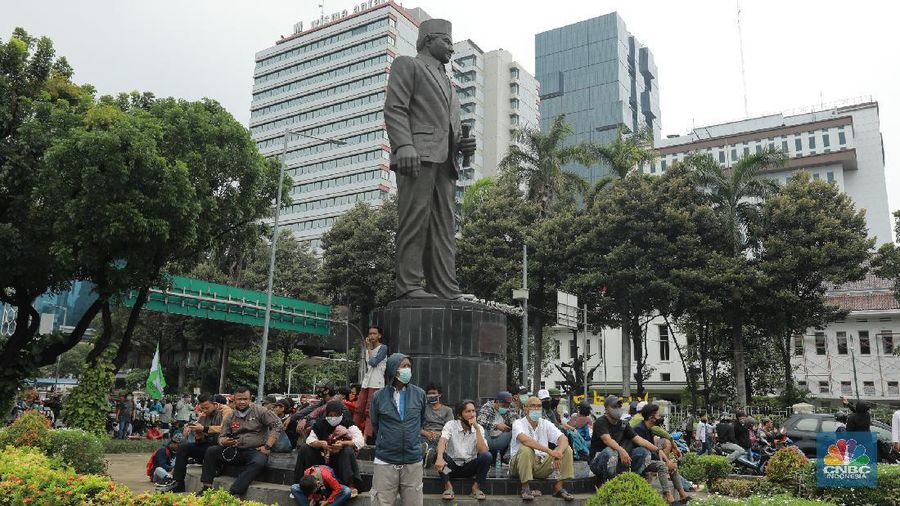 Demo Tolak Omnibus Law di Patung Kuda. (CNBC Indonesia/Tri Susilo)