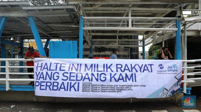 Kendaraan melintas di kawasan Halte Hotel Indonesia, Jakarta, Selasa (13/10/2020). Usai dirusak massa sejumlah halte Transjakarta terpampang spanduk bertuliskan 'kami berbenah karena pengalaman dan pelayanan terbaik adalah hak anda
