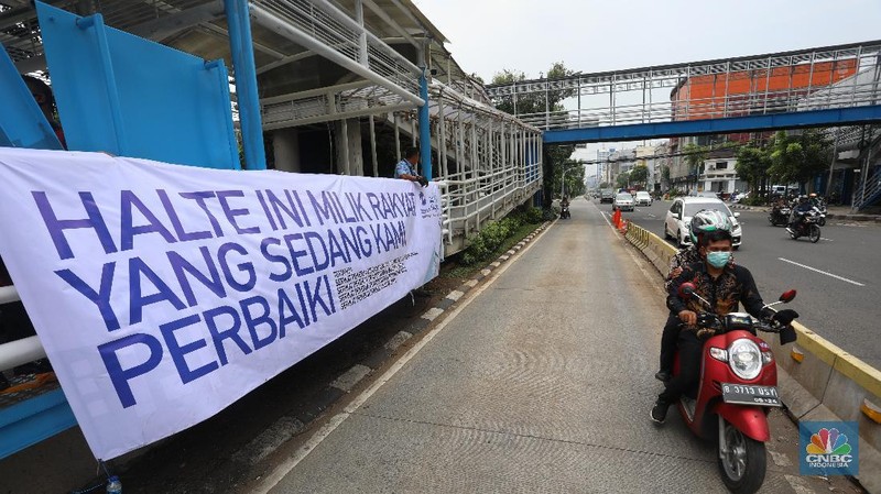Kendaraan melintas di kawasan Halte Hotel Indonesia, Jakarta, Selasa (13/10/2020). Usai dirusak massa sejumlah halte Transjakarta terpampang spanduk bertuliskan 'kami berbenah karena pengalaman dan pelayanan terbaik adalah hak anda