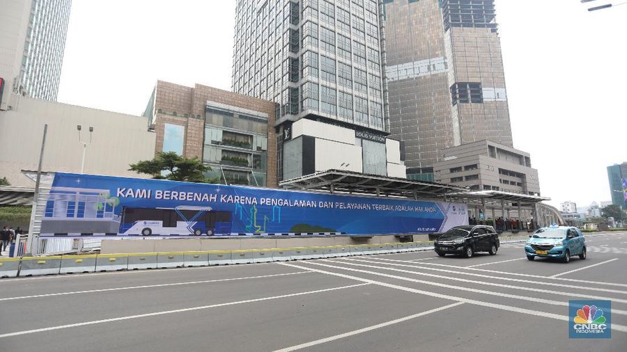 Kendaraan melintas di kawasan Halte Hotel Indonesia, Jakarta, Selasa (13/10/2020). Usai dirusak massa sejumlah halte Transjakarta terpampang spanduk bertuliskan 'kami berbenah karena pengalaman dan pelayanan terbaik adalah hak anda