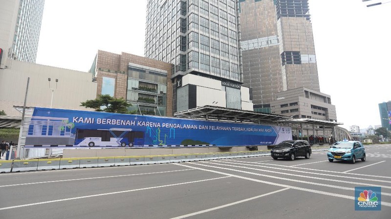Kendaraan melintas di kawasan Halte Hotel Indonesia, Jakarta, Selasa (13/10/2020). Usai dirusak massa sejumlah halte Transjakarta terpampang spanduk bertuliskan 'kami berbenah karena pengalaman dan pelayanan terbaik adalah hak anda