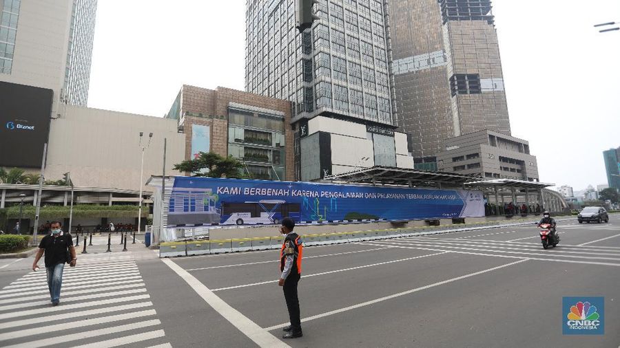 Kendaraan melintas di kawasan Halte Hotel Indonesia, Jakarta, Selasa (13/10/2020). Usai dirusak massa sejumlah halte Transjakarta terpampang spanduk bertuliskan 'kami berbenah karena pengalaman dan pelayanan terbaik adalah hak anda