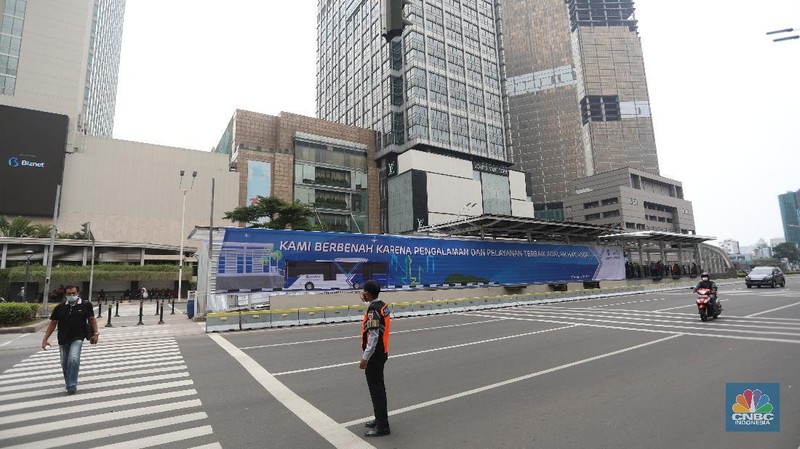 Kendaraan melintas di kawasan Halte Hotel Indonesia, Jakarta, Selasa (13/10/2020). Usai dirusak massa sejumlah halte Transjakarta terpampang spanduk bertuliskan 'kami berbenah karena pengalaman dan pelayanan terbaik adalah hak anda