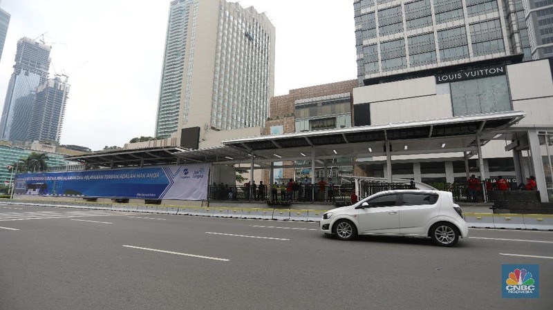 Kendaraan melintas di kawasan Halte Hotel Indonesia, Jakarta, Selasa (13/10/2020). Usai dirusak massa sejumlah halte Transjakarta terpampang spanduk bertuliskan 'kami berbenah karena pengalaman dan pelayanan terbaik adalah hak anda