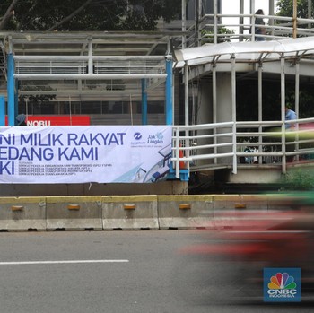 Penampakan Spanduk-spanduk Unik di Halte Trans Jakarta