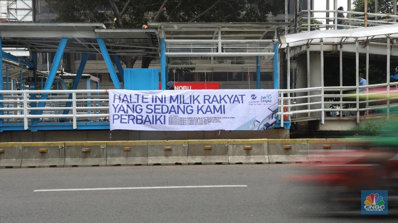 Kendaraan melintas di kawasan Halte Hotel Indonesia, Jakarta, Selasa (13/10/2020). Usai dirusak massa sejumlah halte Transjakarta terpampang spanduk bertuliskan 'kami berbenah karena pengalaman dan pelayanan terbaik adalah hak anda