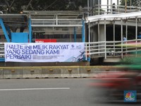 Penampakan Spanduk-spanduk Unik di Halte Trans Jakarta