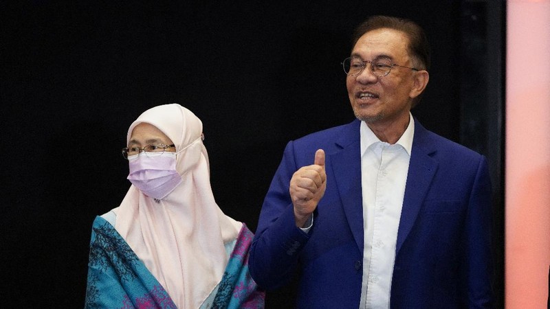 Malaysian opposition leader Anwar Ibrahim speaks during a press conference after meeting the nation's king in Kuala Lumpur, Malaysia, Tuesday, Oct. 13, 2020. Anwar met the king Tuesday in a bid to form a new government after claiming he had secured a majority in Parliament. (AP Photo/Vincent Thian)