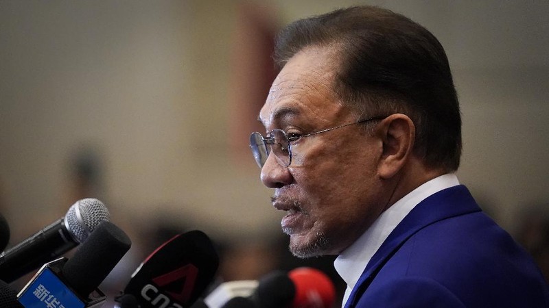 Malaysian opposition leader Anwar Ibrahim speaks during a press conference after meeting the nation's king in Kuala Lumpur, Malaysia, Tuesday, Oct. 13, 2020. Anwar met the king Tuesday in a bid to form a new government after claiming he had secured a majority in Parliament. (AP Photo/Vincent Thian)