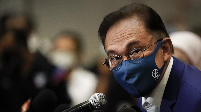 Malaysian opposition leader Anwar Ibrahim speaks during a press conference after meeting the nation's king in Kuala Lumpur, Malaysia, Tuesday, Oct. 13, 2020. Anwar met the king Tuesday in a bid to form a new government after claiming he had secured a majority in Parliament. (AP Photo/Vincent Thian)