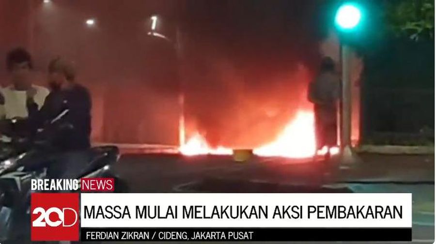 Massa Melakukan Aksi Pembakaran