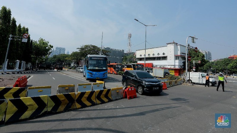 Petugas kepolisan menutup ruas jalan yang menuju ke Istana Presiden dari arah Merdeka Timur, Selasa (13/10/2020).  (վ/Tri Susilo)