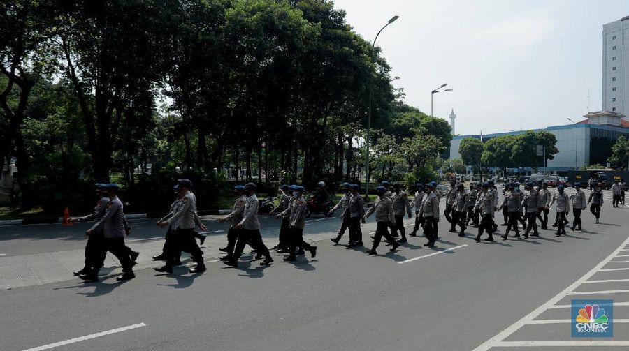 Petugas kepolisan menutup ruas jalan yang menuju ke Istana Presiden dari arah Merdeka Timur, Selasa (13/10/2020).  (CNBC Indonesia/Tri Susilo)