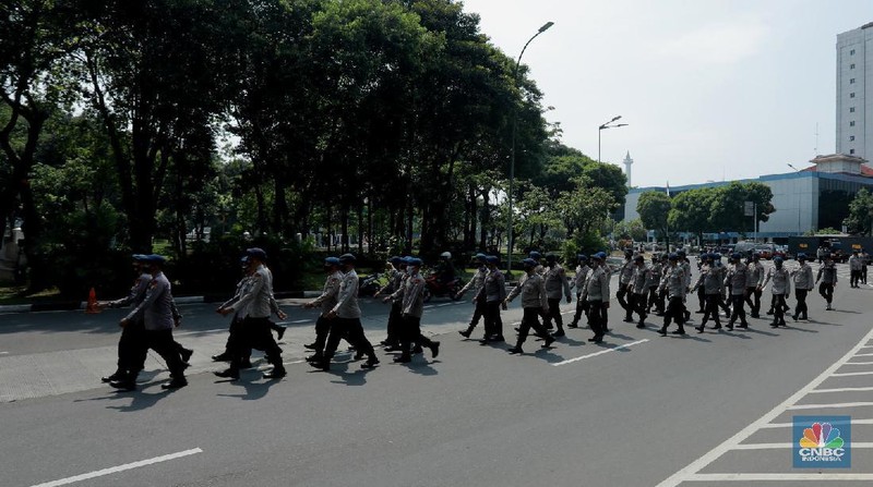Petugas kepolisan menutup ruas jalan yang menuju ke Istana Presiden dari arah Merdeka Timur, Selasa (13/10/2020).  (CNBC Indonesia/Tri Susilo)