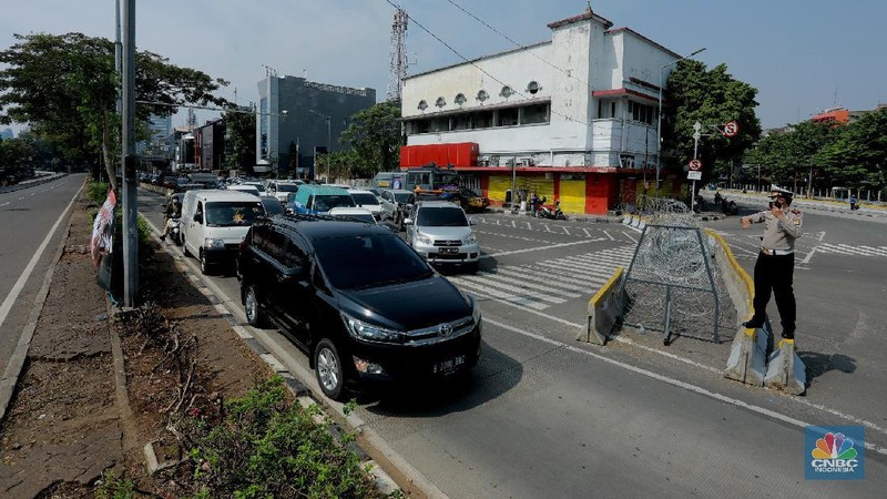 Petugas kepolisan menutup ruas jalan yang menuju ke Istana Presiden dari arah Merdeka Timur, Selasa (13/10/2020).  (վ/Tri Susilo)