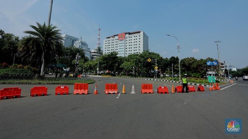 Petugas kepolisan menutup ruas jalan yang menuju ke Istana Presiden dari arah Merdeka Timur, Selasa (13/10/2020).  (վ/Tri Susilo)