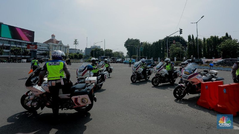 Petugas kepolisan menutup ruas jalan yang menuju ke Istana Presiden dari arah Merdeka Timur, Selasa (13/10/2020).  (վ/Tri Susilo)