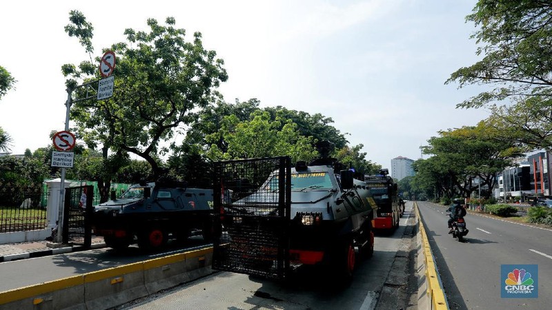 Petugas kepolisan menutup ruas jalan yang menuju ke Istana Presiden dari arah Merdeka Timur, Selasa (13/10/2020).  (CNBC Indonesia/Tri Susilo)