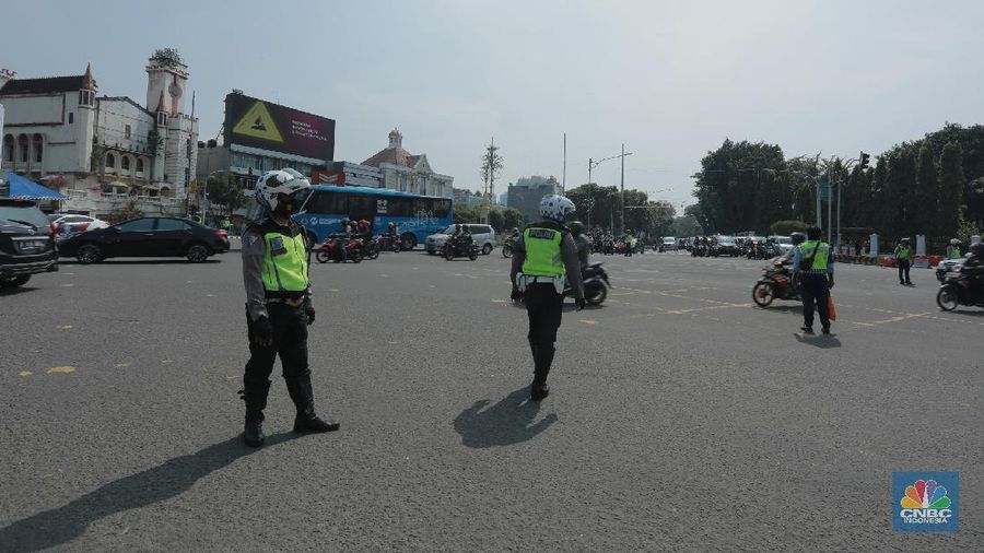 Petugas kepolisan menutup ruas jalan yang menuju ke Istana Presiden dari arah Merdeka Timur, Selasa (13/10/2020).  (վ/Tri Susilo)
