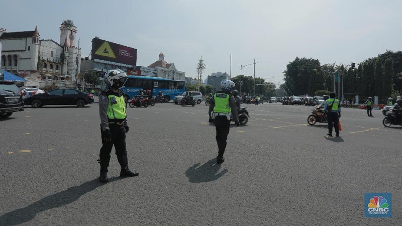 Petugas kepolisan menutup ruas jalan yang menuju ke Istana Presiden dari arah Merdeka Timur, Selasa (13/10/2020).  (վ/Tri Susilo)