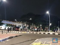 Kian Panas! Massa Lempar Batu & Petasan ke Polisi di Jatibaru