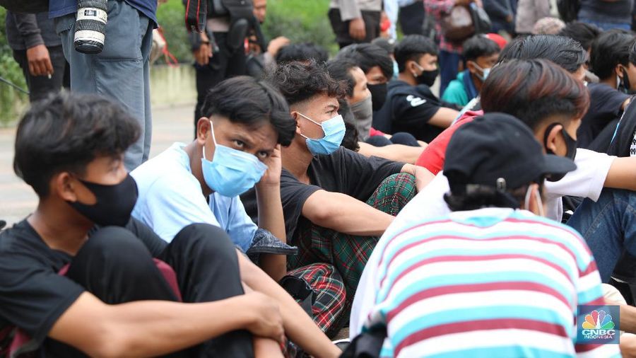 Demo Ricuh Tolak Omnibus Law. (CNBC Indonesia/Andrean Kristianto)