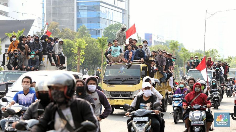Demo Ricuh Tolak Omnibus Law. (CNBC Indonesia/Andrean Kristianto)