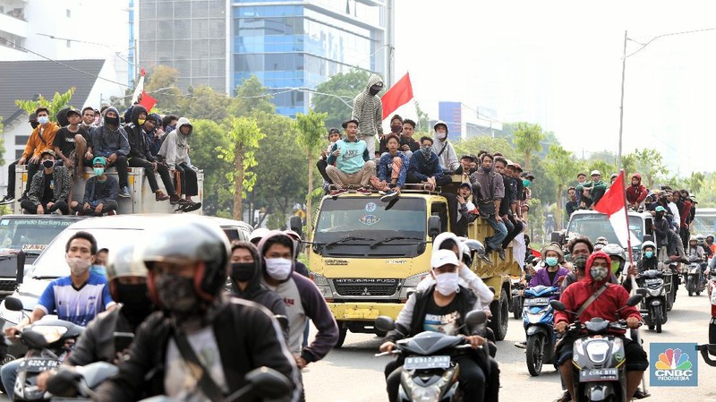 Demo Ricuh Tolak Omnibus Law. (CNBC Indonesia/Andrean Kristianto)