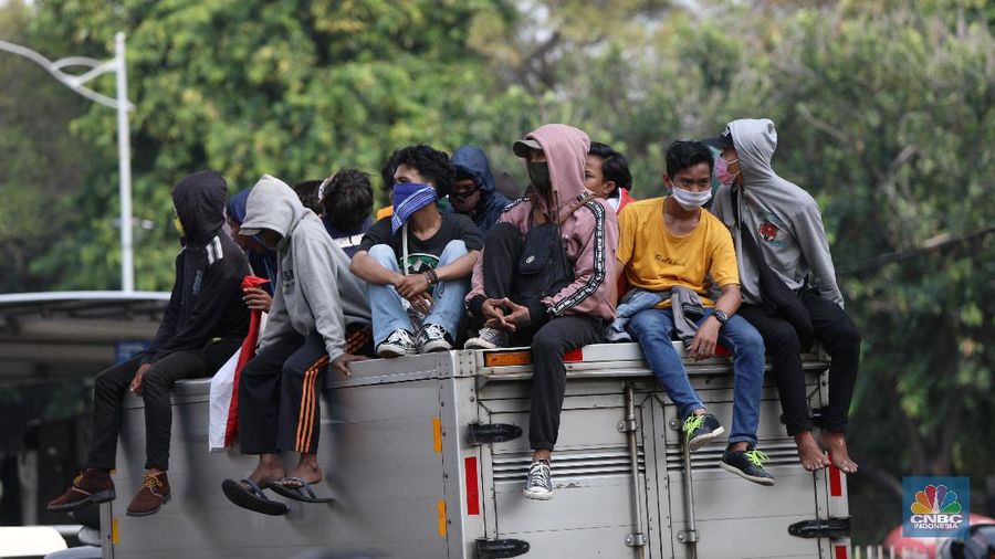 Demo Ricuh Tolak Omnibus Law. (CNBC Indonesia/Andrean Kristianto)