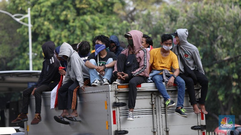 Demo Ricuh Tolak Omnibus Law. (CNBC Indonesia/Andrean Kristianto)