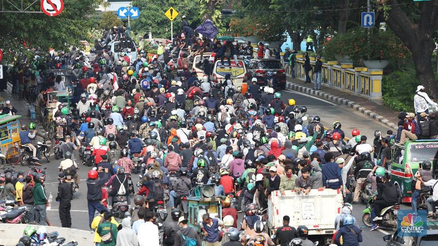Sejumlah massa STM menaiki truk di Kawasan Juanda, Jakarta Pusat, Selasa (13/10/2020). Mereka datang untuk berdemo menolak Omnibus Law Cipta Kerja. Massa STM tersebuy datang dari beberapa wilayah di sekitar Jakarta. Namun polisi menghalau beberapa massa pemuda di kawasan Hotel Indonesia. (CNBC Indonesia/Tri Susilo)