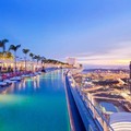 Singapura? NO! Kolam Renang di Atas Awan Ini Ada di Surabaya