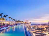 Singapura? NO! Kolam Renang di Atas Awan Ini Ada di Surabaya