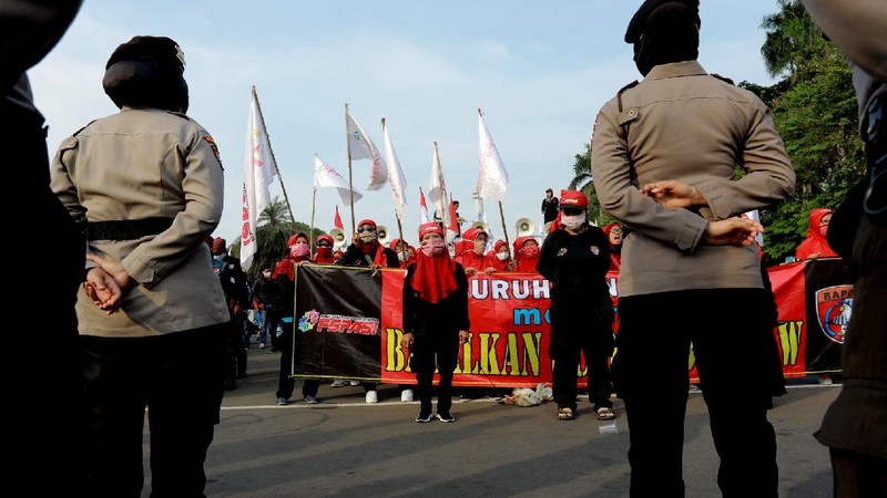 Demo Buruh Tolak Omnibus Law (CNBC Indonesia/ Tri Susilo)