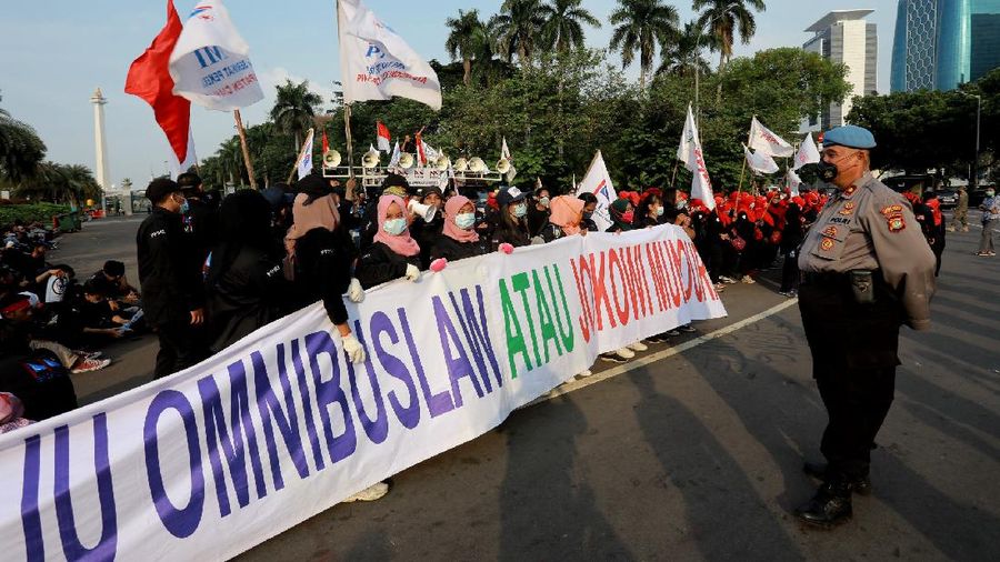 Demo Buruh Tolak Omnibus Law (CNBC Indonesia/ Tri Susilo)