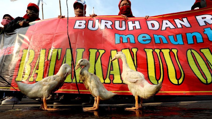 Demo Buruh Tolak Omnibus Law (CNBC Indonesia/ Tri Susilo)