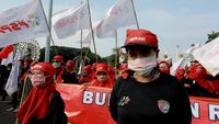 Potret Demo Buruh Tolak Omnibus Law Bawa Bebek, Maksudnya?