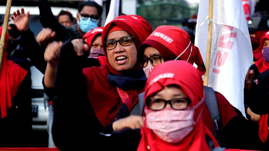 Demo Buruh Tolak Omnibus Law (CNBC Indonesia/ Tri Susilo)