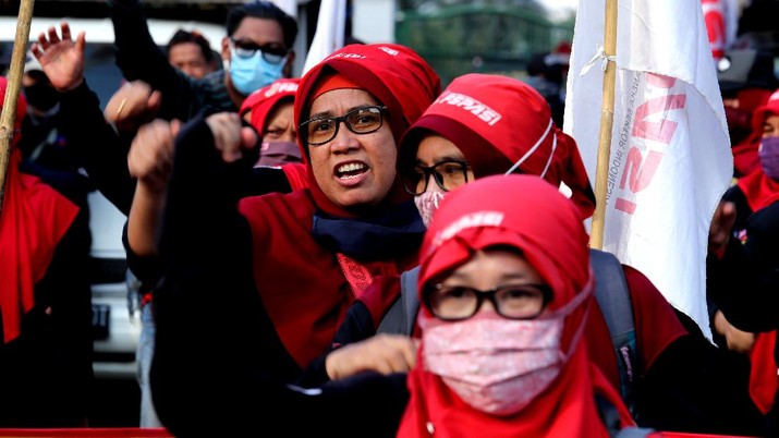 Demo Buruh Tolak Omnibus Law (CNBC Indonesia/ Tri Susilo)
